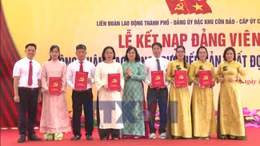 Kết nạp Đảng cho công nhân dịp sinh nhật Bác