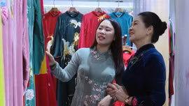 Áo dài xưa đón Tết về