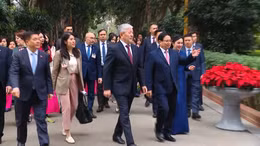 Thủ tướng Việt Nam và Kyrgyzstan thăm Khu di tích Bác Hồ