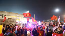 Người hâm mộ xuống đường ăn mừng Việt Nam vô địch ASEAN Cup 2026