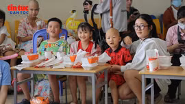 Nơi hành lang bệnh viện thắp lên niềm vui cho bệnh nhi ung thư