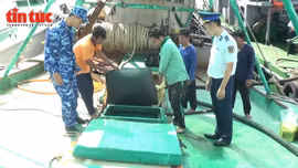 Kiểm tra hàng hóa vi phạm trên tàu TS 01727 TS.