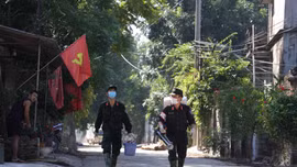 Cảnh sát cơ động giúp người dân Nam Phương Tiến dọn vệ sinh sau lũ