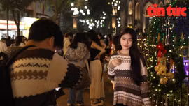 Hào hứng 'check-in' với cây thông Noel khổng lồ trước Nhà thờ Lớn Hà Nội