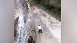 Video người đàn ông Trung Quốc sống sót thần kỳ sau khi rơi xuống thác nước 