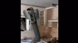 Video đội rà phá bom mìn Ukraine xử lý tên lửa cắm giữa bếp nhà dân