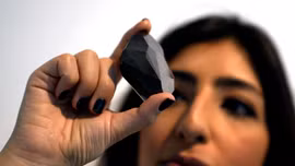 Cận cảnh viên kim cương đen 555,55 carat
