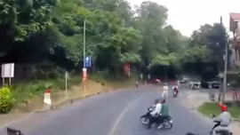 Quay đầu xe bỏ chạy khi thấy cảnh sát giao thông, hai thanh niên suýt bị xe tải đâm