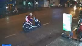 Người phụ nữ dừng xe giữa đường mặc áo mưa gây tai nạn giao thông