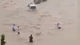 Hình ảnh xả thân cứu người trong trận lụt thế kỷ ở Trung Quốc