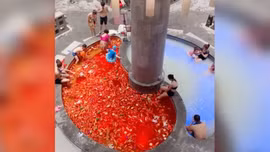 Tắm suối khoáng 'nồi lẩu' ở Trung Quốc