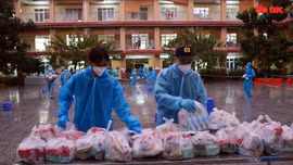 Mang Tết trung thu đến với thiếu nhi trong các bệnh viện dã chiến, khu phong tỏa