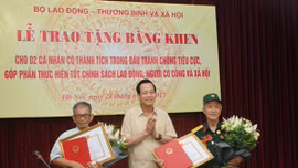 Sau 2 năm chờ đợi, hai ông lão Bắc Ninh chống tiêu cực đã được trao bằng khen