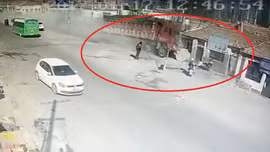 Kinh hãi xe tải mất lái, san phẳng dãy nhà ven đường