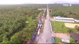 Thái Lan mưa lũ, xe nối đuôi nhau dài 200km