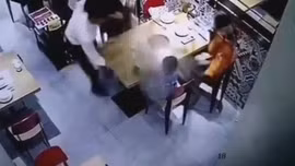 Trượt chân ngã, nhân viên phục vụ làm đổ cả nồi lẩu nóng vào bé trai