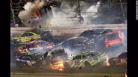 Tai nạn xe đua lộn nhào ‘như phim’ tại giải Nascar