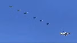 'Choáng ngợp' trước dàn 6 tiêm kích tàng hình hộ tống chuyên cơ Tổng thống Putin