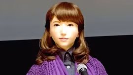 Giật mình nhìn robot Erica như người thật 