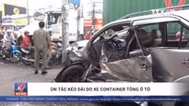 Ùn tắc kéo dài do xe container tông ô tô
