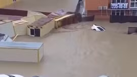 Lũ cuốn trôi ô tô, dân bơi trên phố tại Sochi