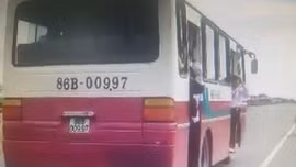 Nguy hiểm xe khách Bình Thuận đưa đón học sinh để các em đu bám cửa xe