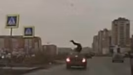 Bị ô tô tông văng trên đường vẫn 'tỉnh như sáo'