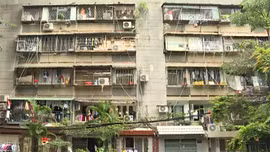 'Chuồng cọp' vây kín chung cư cũ ở TP Hồ Chí Minh