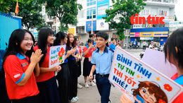 Tình nguyện viên 'Hoa phượng đỏ' đồng hành cùng thí sinh lớp 10