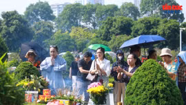 Người dân Hà Nội thành kính tri ân các anh hùng liệt sĩ dịp 27/7