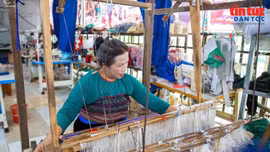 Điểm tựa cho người yếu thế từ nghề dệt thổ cẩm