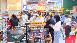 Siêu thị 'hút' khách ngày đầu nghỉ lễ