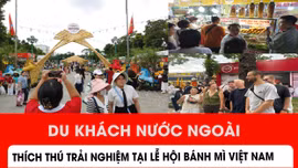 Du khách nước ngoài thích thú trải nghiệm ẩm thực bánh mì Việt Nam