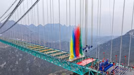 Trung Quốc hoàn thành cấu trúc chính của cây cầu cao nhất thế giới
