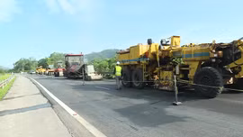 Làm rõ thông tin 'bất chấp trời mưa vẫn thảm bê tông nhựa'