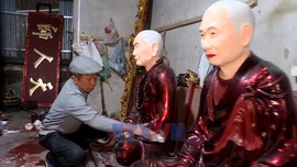 Tất bật làng nghề tạc tượng vào dịp Tết