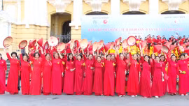 Gần 600 phụ nữ đồng diễn áo dài, xếp khối hình cờ Tổ quốc tại quảng trường Cách Mạng Tháng Tám