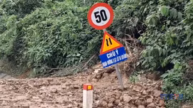 Tuyến đường độc đạo đi Cửa khẩu Quốc tế Nậm Cắn tê liệt vì sạt lở đất