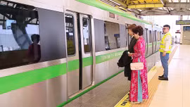 Người dân trải nghiệm du xuân bằng tàu điện trên cao