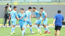 Khuất Văn Khang: 'Xuân Son hay Hoàng Hên cũng phải cạnh tranh để đá chính'