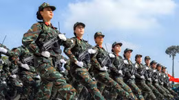 Khối Nữ chiến sĩ Biệt động Sài Gòn luyện tập cường độ cao dưới trời nắng nóng.