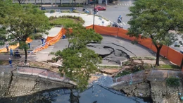 Hiện trường vụ sạt lở từ kênh Tàu Hũ ăn sâu vào đường Ba Đình.