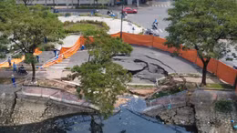 Hiện trường vụ sạt lở từ kênh Tàu Hũ ăn sâu vào đường Ba Đình.