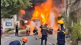 Lực lượng PCCC TP Hồ Chí Minh tích cực dập lửa xe bồn.