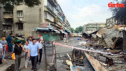 Lãnh đạo quận Bình Thạnh kiểm tra hiện trường vụ cháy dãy ki-ốt tại chợ Thanh Đa.