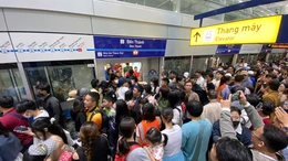 Đông đảo người dân trải nghiệm tuyến metro sau khi chính thức đưa vào vận hành thương mại.