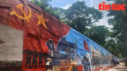 Bích họa “Việt Nam tươi đẹp” tái hiện lễ diễu binh hoành tráng.