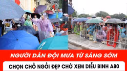 Người dân đội mưa chờ xem diễu binh