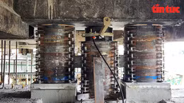 Hơn 100 kích thủ lực nâng tĩnh không cầu Bình Triệu 1 lên hơn 1m.