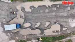 Đường số 9 xã Bà Điểm xuống cấp nghiêm trọng đầy ổ voi, tiềm ẩn tai nạn.